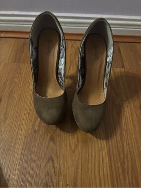 Qupid Olive Suede Round-Toe Pumps